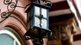 Elektrifizierung: Alte Straßenlampe Elektrifizierung: Erste elektrische Beleuchtungen in Deutschland