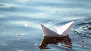 badenova Ökostrom aus erneuerbaren Energien Papierboot auf See