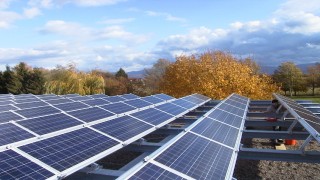 Photovoltaik-Anlage auf dem Dach des Wasserwerks Hausen.