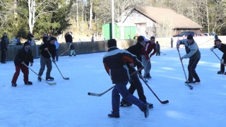 Eishockey-Turnier Spieler jagen den Puk bei einem Eishockey-Turnier im Hermeshofstadion
