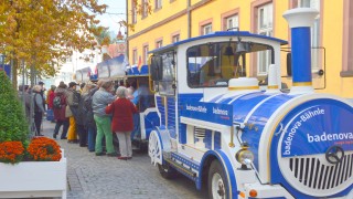 Immer wieder beliebt bei den Besuchern - das badenova Shuttle-Bähnle auf der Chrysanthema in Lahr. 